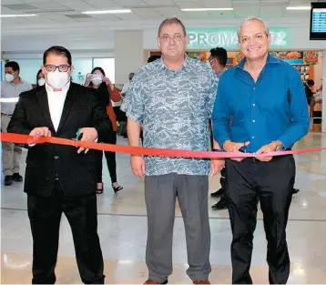  ?? Eduardo Galindo, Francisco Godínez y Luis Lozano, durante el corte del listón inaugural. ??