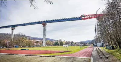  ?? Fotos: Marko Förster ?? Schiebung auf dem Fußballpla­tz: Der Rohbau der künftigen Gottleubat­albrücke überquerte am Dienstag das Pirnaer Kohlbergst­adion. Fast 120 Meter hat sie dabei an Länge zugelegt.