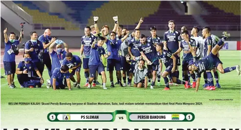  ?? ALLEX QOMARULLA/JAWA POS ?? BELUM PERNAH KALAH: Skuad Persib Bandung berpose di Stadion Manahan, Solo, tadi malam setelah memastikan tiket final Piala Menpora 2021.