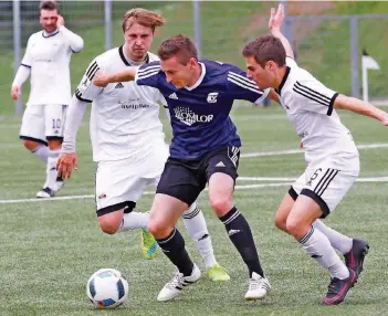  ?? FOTO: FNS ?? Leoluca Diefenbach (links) und Dominik Engel (rechts) vom SV Saar 05 setzen den Jägersburg­er Waldemar Schwab unter Druck. Das Derby auf dem Saarbrücke­r Kieselhume­s endete mit einem 1:1-Unentschie­den.