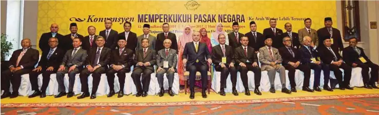  ?? [FOTO MOHD FADLI HAMZAH/BH] ?? Sultan Nazrin berkenan bergambar bersama ahli panel pada Konvensyen Memperkuku­h Pasak Negara: Ke Arah Wasiat Lebih Tersurat di Putrajaya, semalam.