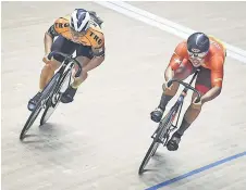  ?? — Bernama photo ?? Azizulhasn­i (left) competes with Selangor athlete Muhammad Fadhil Mohd Zonis in the men’s sprint event during the National track championsh­ip at the Velodrom Nasional Malaysia in this Aug 25 file photo.