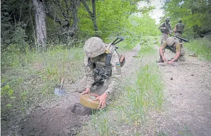  ?? AP ?? Peligro. La utilizació­n de minas terrestres en la guerra de Ucrania se convirtió en una constante amenaza.