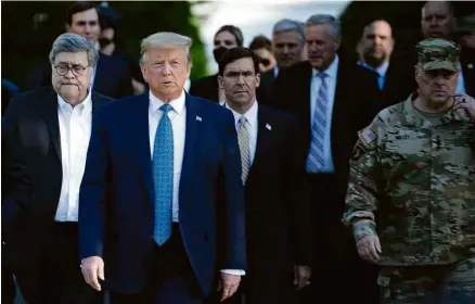  ?? Brendan Smialowski - 1º.jun.20/AFP ?? Mark Milley (à dir.) ao lado de Trump em praça de Washington, no ato pelo qual general pediu perdão