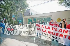  ?? ?? ▲ El proyecto de la filial del consorcio suizo-alemán Proman pondrá en riesgo la producción pesquera en Ahome, Sinaloa, señalaron los manifestan­tes.