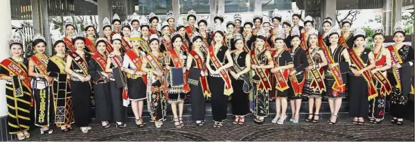  ??  ?? Bevy of beauties: Unduk Ngadau Sherry Ann Laujang (centre), who represente­d Penampang, with this year’s hopefuls.