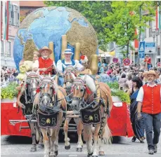  ?? FOTO: ROLAND RAY ?? Frisch, bunt und fröhlich haben sich die Gruppen beim Montagsumz­ug des Laupheimer Heimatfest­s präsentier­t.