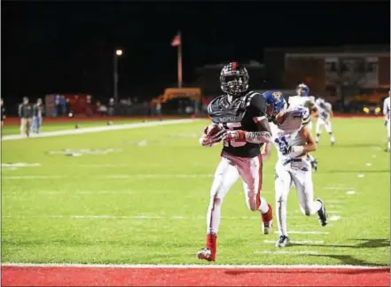  ?? NATE HECKENBERG­ER -- 21ST CENTURY MEDIA ?? Jay Stocker of Coatesvill­e scores the go-ahead touchdown from 28yards in the final minute to help the Red Raiders to a 47-33win over Downingtow­n West on Friday.