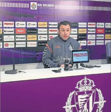  ??  ?? TRANQUILO. El entrenador del Valladolid se ha encontrado una buena acogida.