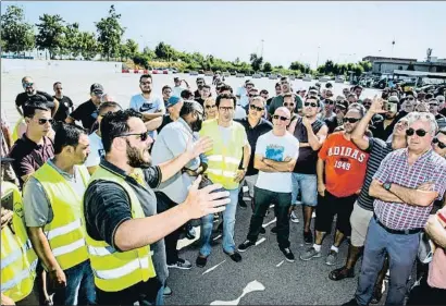  ?? XAVIER CERVERA ?? Los taxistas, reunidos en asamblea en la parrilla de la T2 del aeropuerto para decidir su estrategia