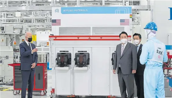  ?? EFE ?? Encuentro. El presidente norteameri­cano Joe Biden y el de Corea del Sur, Yoon Suk-youl, durante una visita a una fábrica de Samsung de chips.