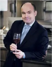  ??  ?? OLIVIER POUSSIER
EST MEILLEUR SOMMELIER
DU MONDE 2000.