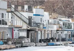  ?? ANDREW FRANCIS WALLACE TORONTO STAR ?? Floating homes in Bluffer’s Park Marina are sheltered by the bluffs. A breakwater protects them from rough waves. The house for sale is second from the left.