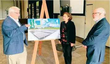  ?? ?? Energy, Environmen­t and Climate Change Minister Lily D’Ambrosio discusses solar energy projects with Gippsland Climate Change Network representa­tives at Lardner Park last week.