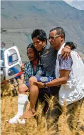  ?? Foto: Brian Sokol ?? Ein Erdbeben hat 2015 in Nepal über 8000 Menschen getötet. Hier evakuiert die Nothilfeor­ganisation einen Mann, der sich bei dem Unglück ein Bein gebrochen hatte.