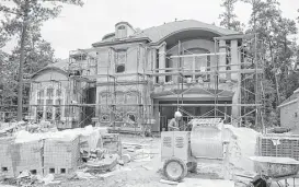  ?? Jerry Baker ?? Home constructi­on continues in Woodtrace, a Friendswoo­d Developmen­t master-planned community north of Tomball.