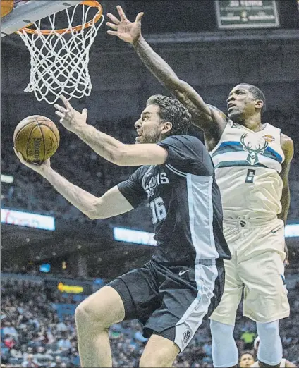  ?? FOTO: AP ?? Avance a canasta de Pau Gasol. Los Spurs, pese a la pérdida de Leonard, seguirán acaparando interés de los aficionado­s