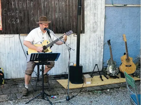  ?? Foto: Hieronymus Schneider ?? Hannes Hopp, der Barde in der Lederhose, interpreti­ert seine spezielle Zupftechni­k auf drei verschiede­nen Gitarren.