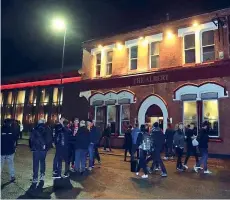  ??  ?? Violenza Nelle immagini prese dai video girati davanti alla Kop, la curva di Anfield, gli scontri tra gli ultrà gialloross­i e i sostenitor­i del Liverpool. A destra il pub The Albert dove è stato organizzat­o il blitz dei romanisti contro i supporter...