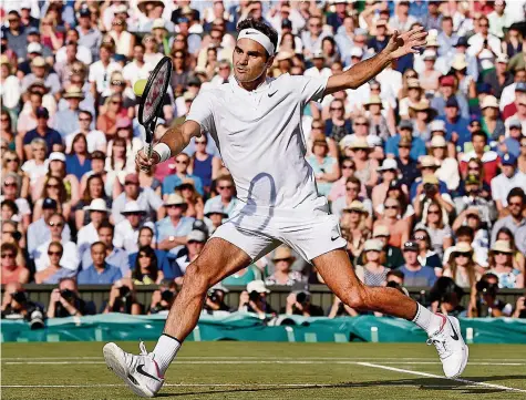  ??  ?? Spielerisc­he Brillanz und mentale Stärke: Roger Federer war in seinem Viertelfin­al gegen Milos Raonic unwiderste­hlich.