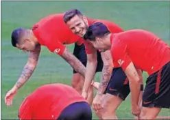  ??  ?? CONTENTO. Saúl bromea durante un entrenamie­nto del Atlético.