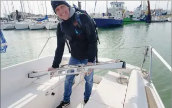  ?? ?? La barre d’écoute de la grand-voile s’enlève au mouillage pour profiter pleinement du cockpit.