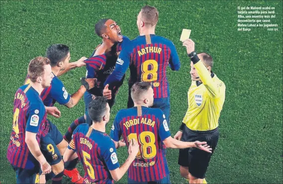  ?? FOTO: EFE ?? El gol de Malcom acabó en tarjeta amarilla para Jordi Alba, una muestra más del desconcier­to que causó Mateu Lahoz a los jugadores del Barça