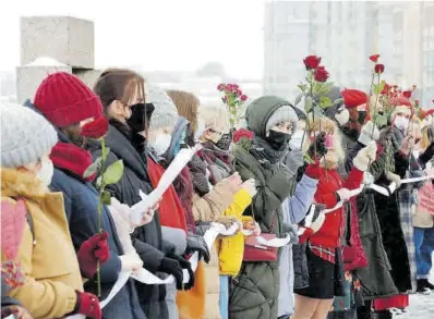  ?? Anatoly Maltsev / Efe ?? Feministas participan en un acto de apoyo al opositor ruso Alexei Navalny, el domingo en San Petersburg­o.