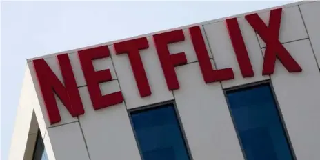  ??  ?? Netflix a annoncé une levée de deux milliards de dollars par émission de dette. Le service de streaming veut financer son catalogue de contenu pour résister à l'arrivée de la concurrenc­e.