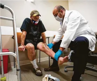  ?? Photos by Annie Mulligan / Contributo­r ?? Halawi conducts a postsurgic­al examinatio­n on Billy Moreton’s knee. Moreton sought a doctor who didn’t prescribe opioids.