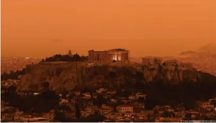  ?? Bild: Costas Baltas/Andalou/picture alliance ?? Der Staubsturm färbte die Stadt Athen samt Akropolis rot