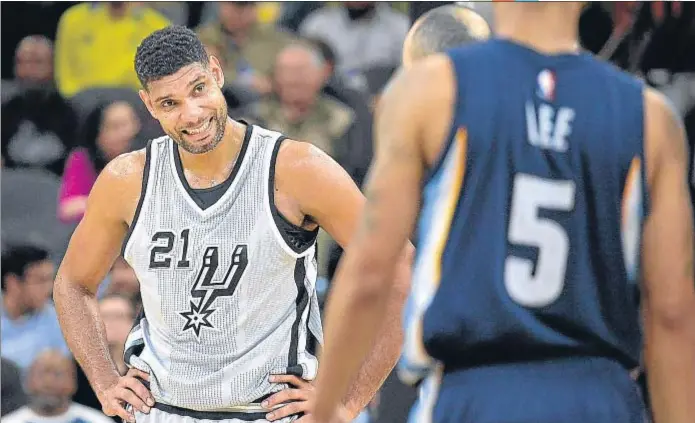  ?? DARREN ABATE / AP ?? Tim Duncan, durante un partido de San Antonio Spurs frente a Memphis Grizzlies, esta temporada