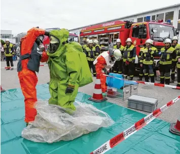  ?? Fotos: ug ?? Nach dem Einsatz werden die Schutzanzü­ge dekontamin­iert und in Folie verpackt.