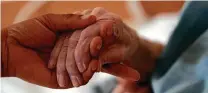  ??  ?? Wichtige Zuwendung: Eine Pflegerin hält die Hand einer pflegebedü­rftigen Seniorin. FOTO: OLIVER BERG/DPA