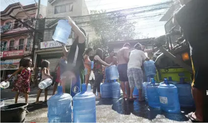  ?? SUNSTAR FOTO / AMPER CAMPAÑA ?? WATER PROBLEM. Residents of Barangay Sambag 1 in Cebu City rely on MCWD’s water tankers for their daily supply of water amid the dry spell.