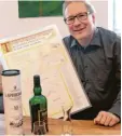  ?? Foto: Dünnebier ?? Pfarrer Thomas Eschenbach­er Whisky-Exerzitien an. bietet