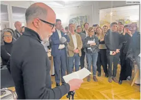  ?? FOTOS: CORTESÍA ?? ROBERTO RÉBORA. Frente al micrófono, el artista plástico habla durante la presentaci­ón de su muestra “Rondes Paris”.