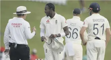  ??  ?? 0 England bowler Jofra Archer speaks with umpire Chris Gaffaney during the second day’s play.