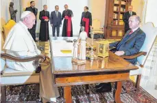  ?? FOTO: AFP ?? Länger als geplant unterhielt­en sich Papst Franzikus und der türkische Präsident Recep Tayyip Erdogan.