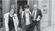  ?? BOB VAN VORIS Bloomberg ?? Former FTX engineerin­g chief Nishad Singh, center, leaves a federal court in New York on Tuesday.