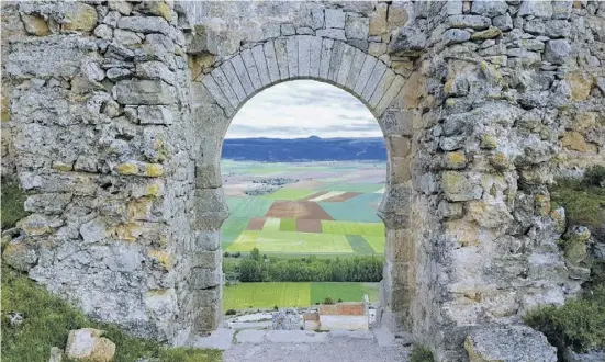  ?? ?? Notdürftig wird die Kalifats-Festung in Gormaz, Provinz Soria, zusammenge­halten. Eine von tausenden Burgen in Spanien.