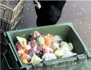  ?? LESER-REPORTER ?? In Zürich-Altstetten wird Plastik von Organische­m getrennt. Video: Sehen Sie auf 20minuten.ch, wie die Migros Essen aussortier­t.