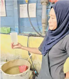  ??  ?? Clean water is now back on, as seen in the kitchen of SMK Bakong.