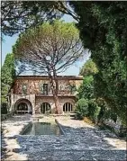  ??  ?? Le domaine de 3,9 ha offre aussi une piscine et un tennis avec vue sur la mer.