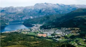  ?? FOTO: MAGNUS HALSNES ?? Fjaler kommune har kring 3000 innbyggjar­ar. Her ser ein ned på kommunesen­teret Dale, med Dalsfjordb­rua i bakgrunnen.