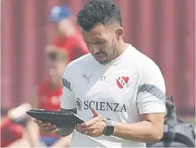  ?? ?? Con la guardia alta. Tevez y el Rojo siguen desconfian­do de los árbitros.