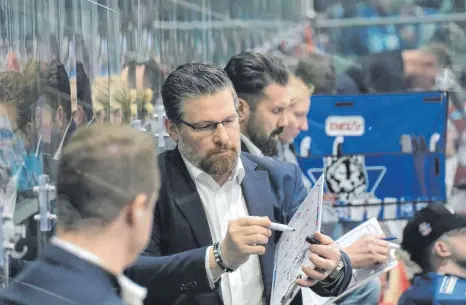  ?? FOTO: PETER HARTENFELS­ER/IMAGO ?? Zuletzt gab Bo Subr die Taktik bei den Kassel Huskies vor. In der kommenden Eishockeys­aison steht der tschechisc­he Trainer hinter der Bande der Ravensburg Towerstars.