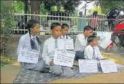  ?? HT PHOTO ?? The siblings staging a dharna in Gorakhpur.