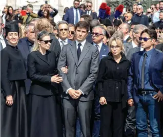  ?? FOTO ANSA ?? Famiglia reale I figli e i parenti di B. ai funerali in piazza Duomo a Milano