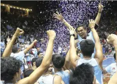  ?? FACEBOOK PAGE PHOTO FROM MAYOR RAJIV ENAD ?? Head coach Boyet Velez gets a well-deserved victory ride from his jubilant players.